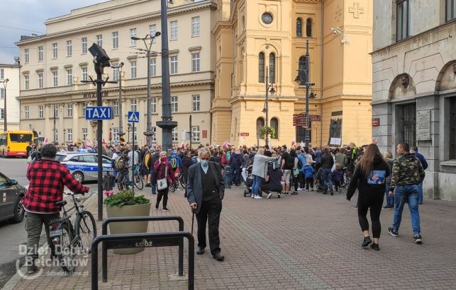 Antycovidowe protesty w całej Polsce. Na manifestacji w Łodzi byli również bełchatowianie [FOTO][VIDEO] - Zdjęcie główne