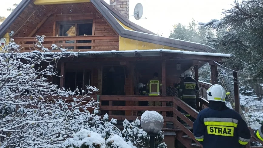 Pożar budynku mieszkalnego w gminie Zelów. Pięć zastępów strażaków walczyło z ogniem [FOTO] - Zdjęcie główne