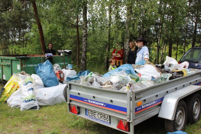 Miłośnicy czystych lasów z Bełchatowa znowu w akcji. Tym razem sprzątali w Korczewie [FOTO] - Zdjęcie główne