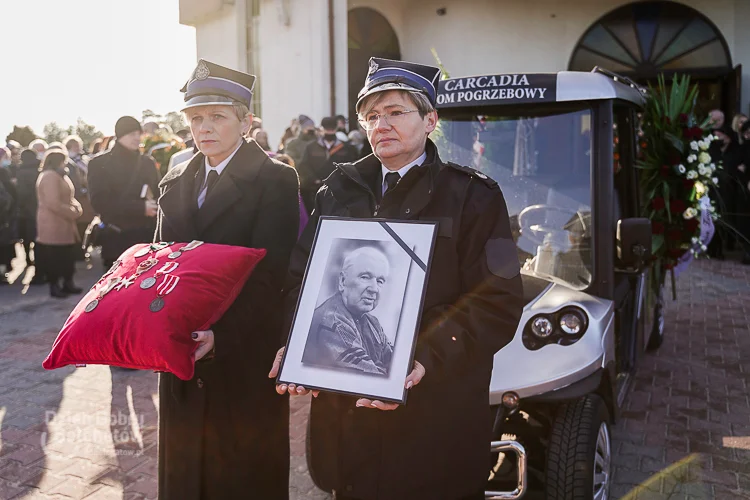 Pogrzeb byłego wójta gminy Bełchatów. Tłumy mieszkańców na cmentarzu [FOTO] - Zdjęcie główne