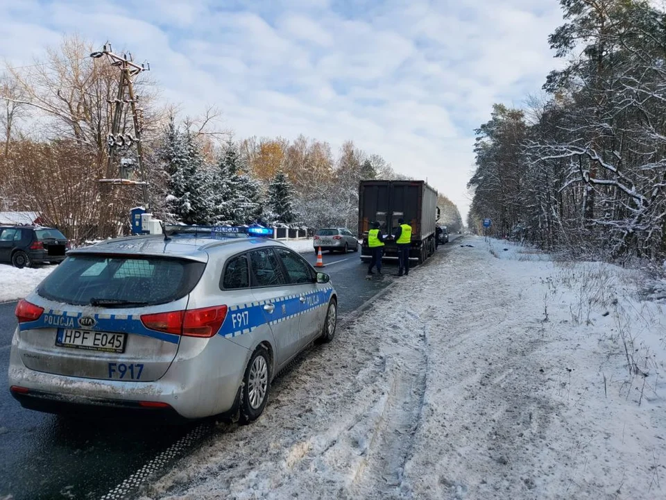 Tragedia na DK 74 w gminie Szczerców. Nie żyje 29-letni mężczyzna [FOTO] - Zdjęcie główne