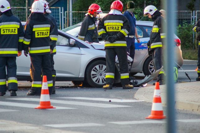 Wypadek na skrzyżowaniu ulic Czapliniecka i Włókniarzy. Trzy osoby ranne, w tym dziecko [FOTO] - Zdjęcie główne