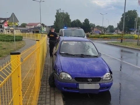 Pijany kierowca zatrzymany na rondzie w Bełchatowie. Wcześniej dwa razy uderzył w ogrodzenie [FOTO] - Zdjęcie główne