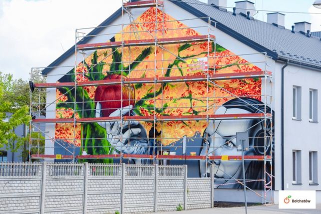 Mural w centrum Bełchatowa już prawie gotowy. Zobacz, jak wygląda wielkie malowidło [FOTO] - Zdjęcie główne