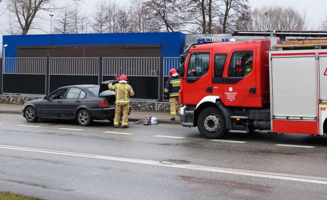 BMW zapaliło się obok stacji paliw na Włókniarzy. Policjanci w roli strażaków [FOTO] - Zdjęcie główne