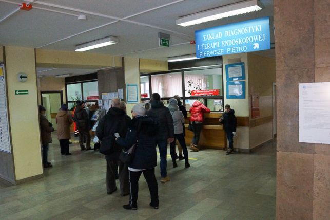 Koronawirus znów w bełchatowskim szpitalu. Zarażony lekarz przyjmował pacjentów w dwóch placówkach - Zdjęcie główne