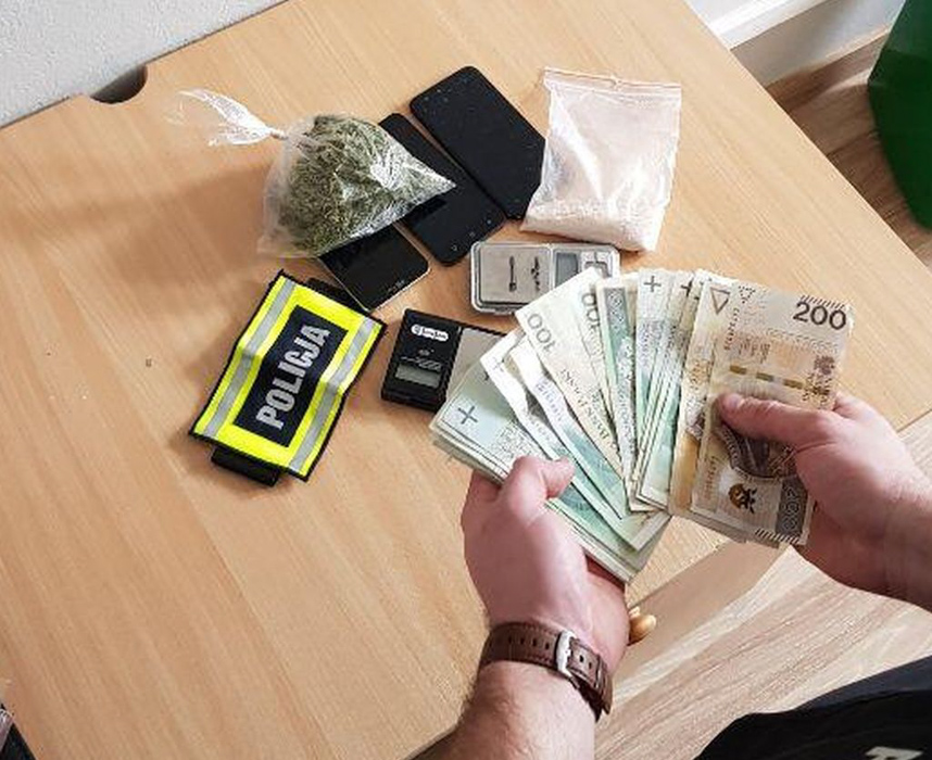 Pieniądze i narkotyki w mieszkaniu. Akcja policji i celników w Bełchatowie - Zdjęcie główne