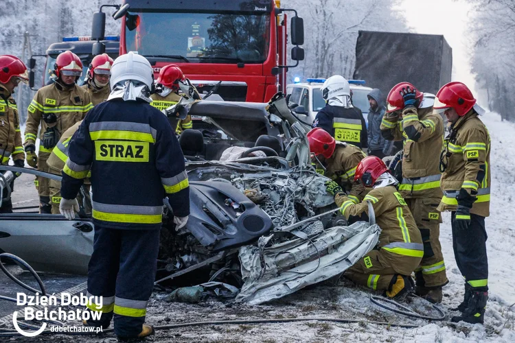 Śmiertelny wypadek pod Bełchatowem. Z samochodu zostały strzępy [FOTO] - Zdjęcie główne