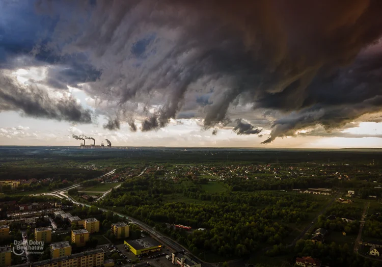 Uwaga na burze z gradem w Bełchatowie. Wydano ostrzeżenia pogodowe - Zdjęcie główne