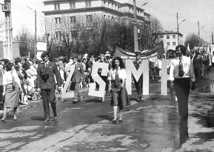 Pochody na 1 Maja w Bełchatowie. Zobacz, jak kiedyś celebrowano Święto Pracy [FOTO] - Zdjęcie główne