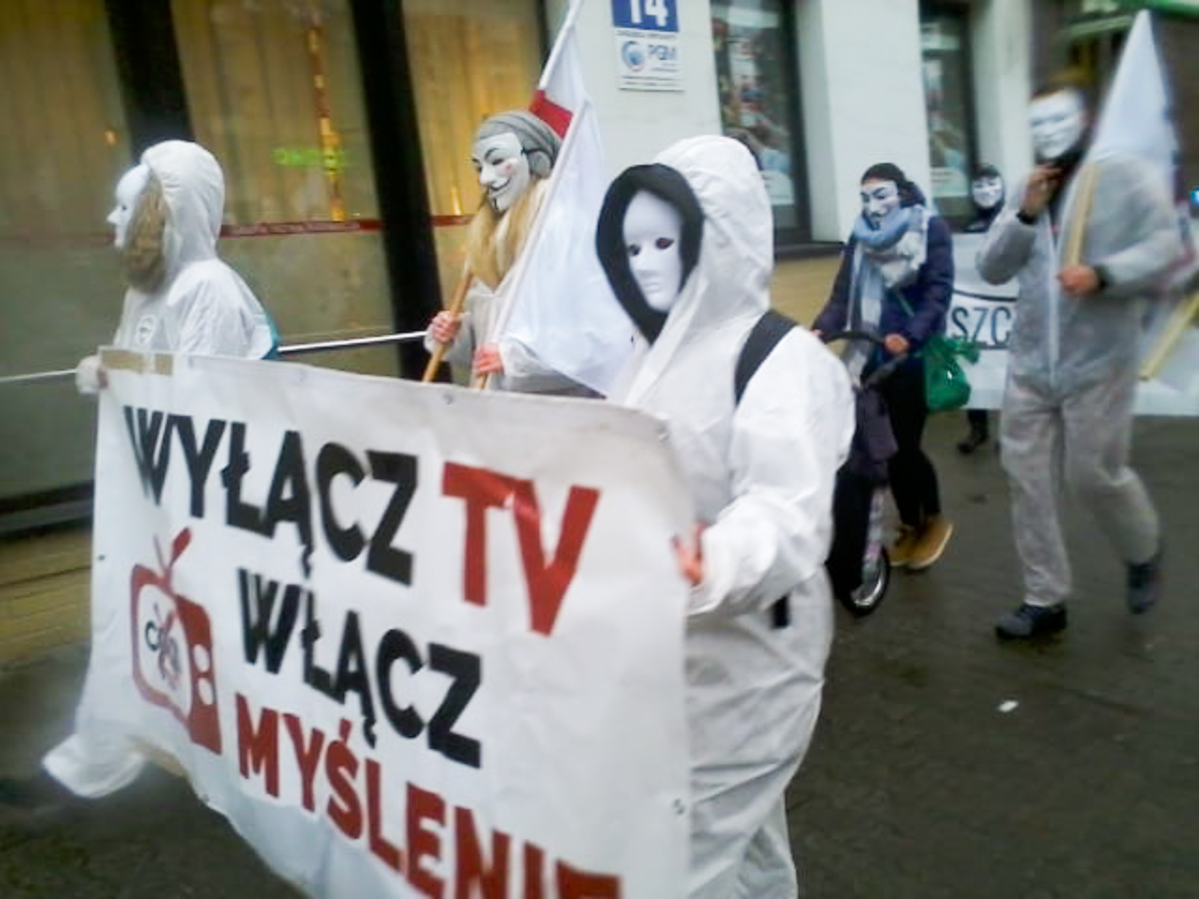 Ubrani w białe kombinezony protestowali w centrum Bełchatowa. Chodziło o szczepienia i COVID-19 [FOTO] - Zdjęcie główne