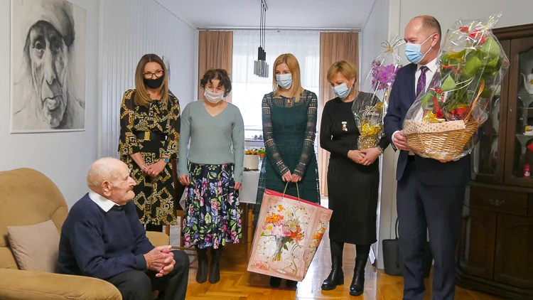 Mieszkaniec Szczercowa świętował 100. urodziny. Były kwiaty, tort i życzenia od wójta [FOTO] - Zdjęcie główne