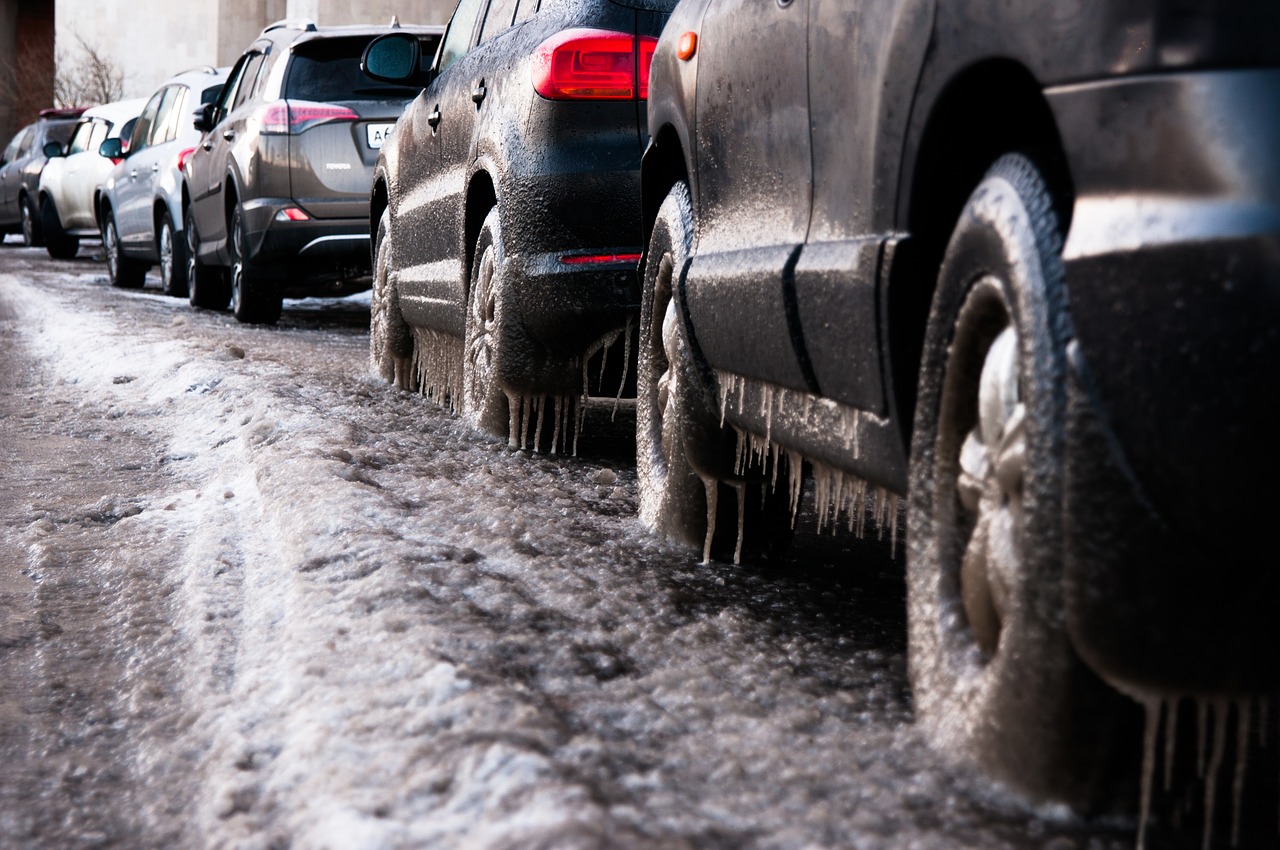 Uwaga kierowcy! Marznący deszcz i ''szklanka'' na drogach. Ostrzeżenie IMGW dla Bełchatowa i regionu - Zdjęcie główne
