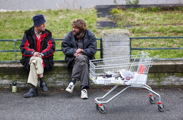 Na ulice Bełchatowa trafiają coraz młodsi bezdomni.  Ile takich osób przebywa w mieście? - Zdjęcie główne