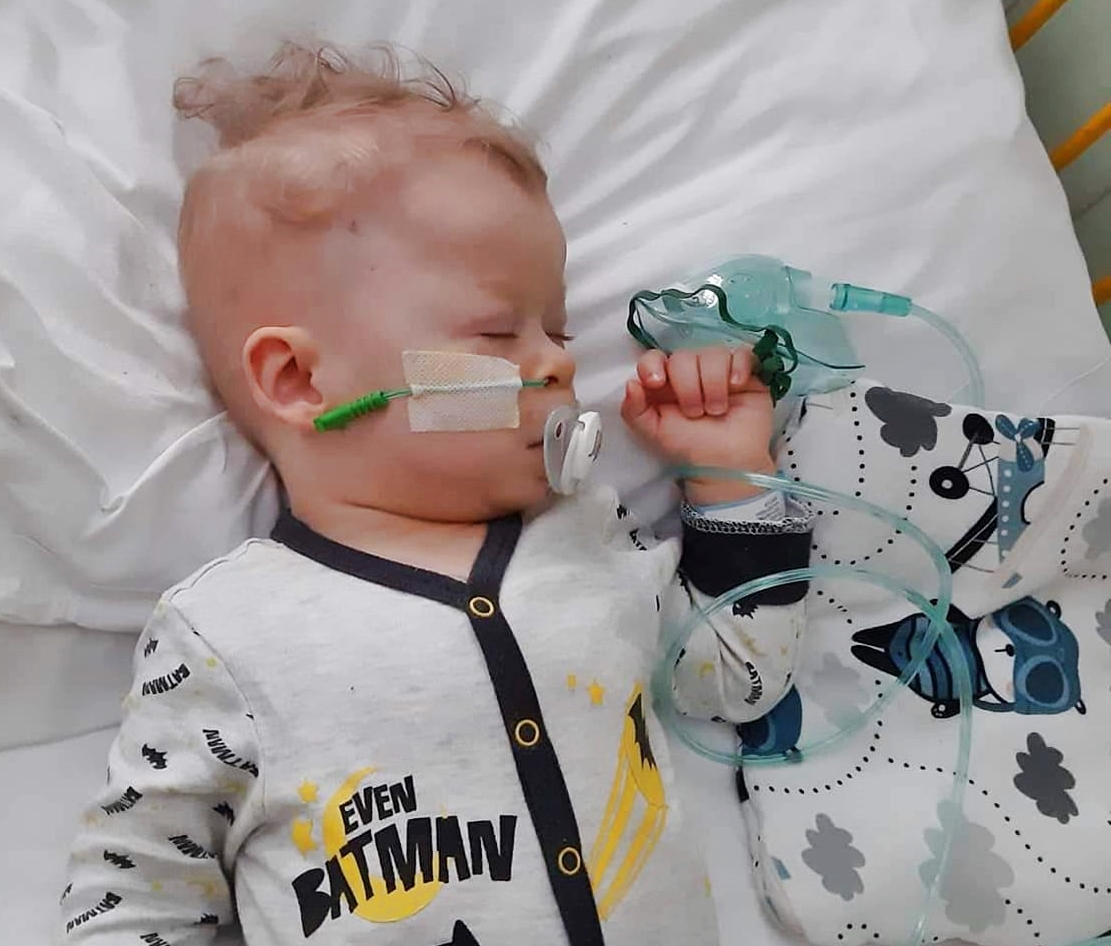 Mały Wiktorek walczy o życie w szpitalu. ''Nam rodzicom serce pęka z bezradności'' - Zdjęcie główne