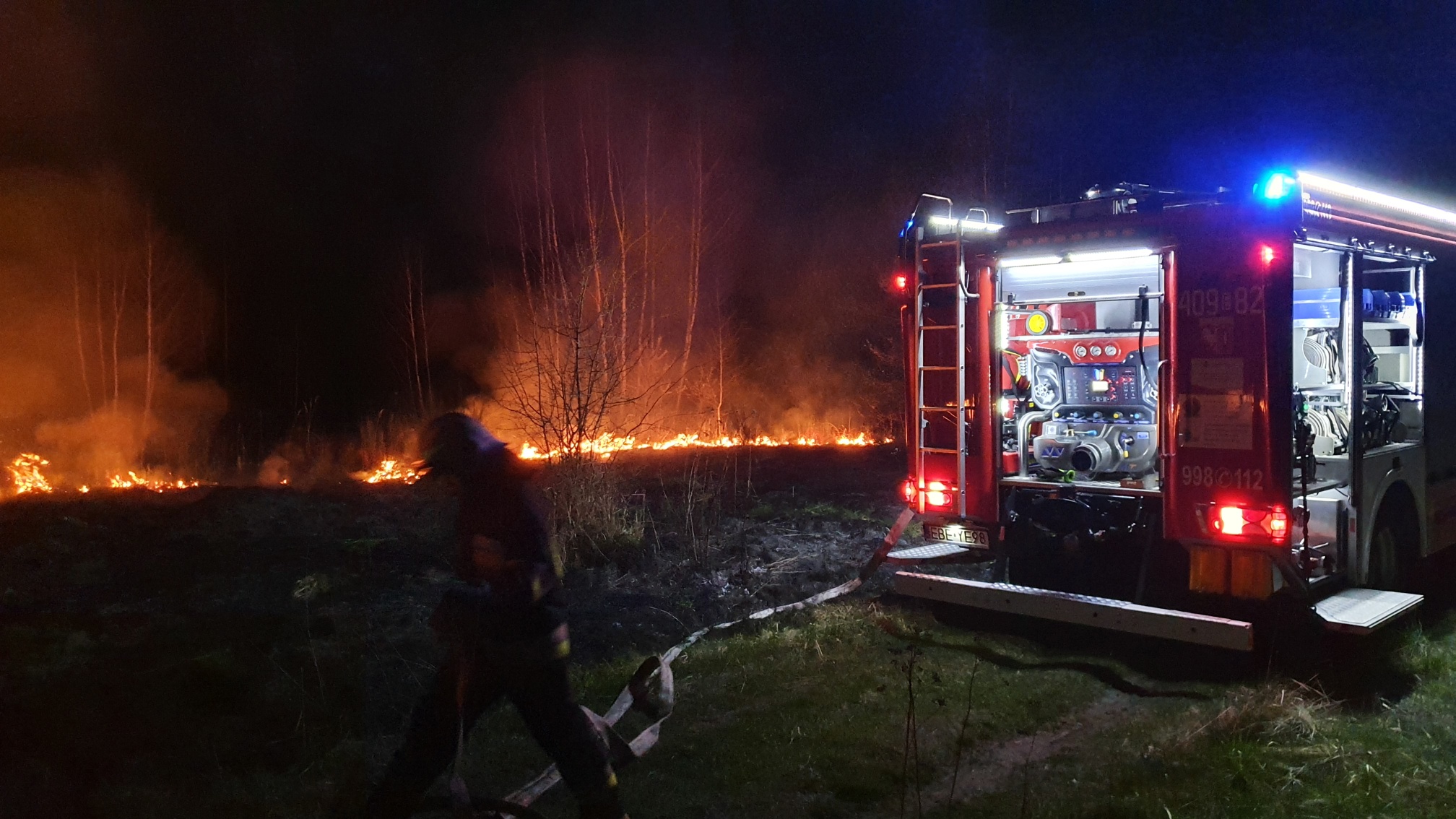 Dwa zastępy strażaków walczyły z ogniem. Nocny pożar w Zelowie [FOTO] - Zdjęcie główne