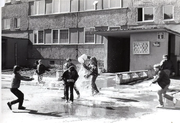 Lany poniedziałek na bełchatowskich osiedlach. Zobacz, jak wyglądały "wodne bitwy" przed laty [FOTO] - Zdjęcie główne