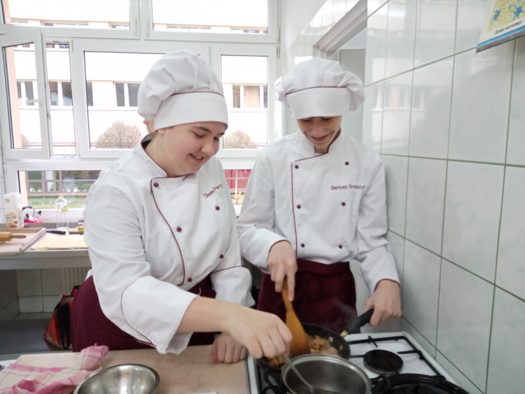 Młodzi mistrzowie kuchni z Bełchatowa rywalizowali w ZSP 2. Zobacz zwycięskie przepisy [FOTO] - Zdjęcie główne