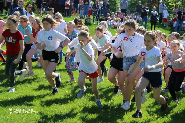 Dzieci rywalizowały w Biegu Konstytucji 3 Maja. Sportowe święto w parku koło Dworku Olszewskich [FOTO] - Zdjęcie główne