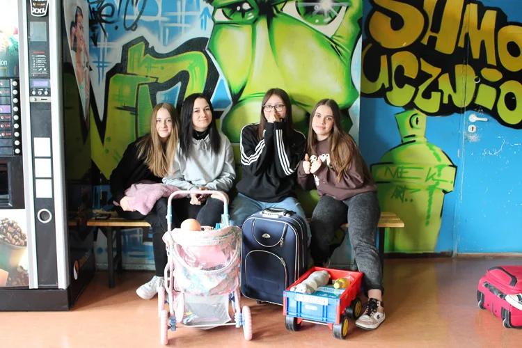 "Dzień Bez Plecaka" w bełchatowskim Ekonomiku. Uczniowie popisali się kreatywnością [FOTO] - Zdjęcie główne
