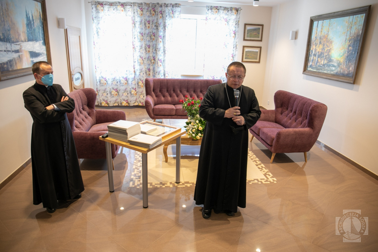 Księża otwierają dom seniora koło Bełchatowa. Zobacz, jak wygląda w środku [FOTO] - Zdjęcie główne
