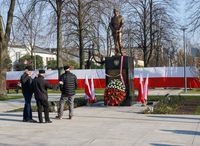 Tłumy bełchatowian na pl. Wolności. Pomnik marszałka Piłsudskiego oficjalnie odsłonięty! [FOTO] - Zdjęcie główne