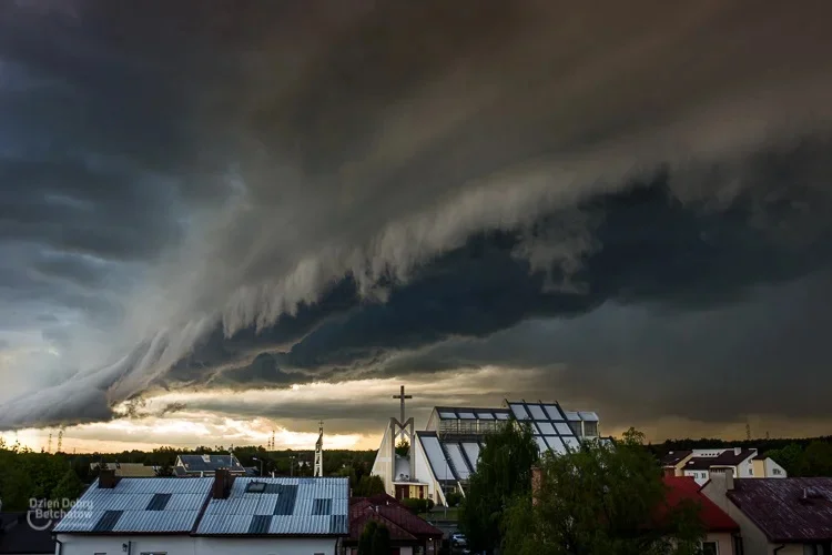Alert burzowy dla Bełchatowa i regionu. "Należy liczyć się ze złamanymi drzewami" - Zdjęcie główne
