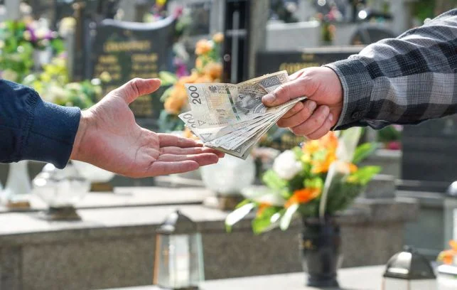 Opłatę za grób na cmentarzu rozstrzygał sąd. Radny żąda obniżenia cen w Bełchatowie - Zdjęcie główne