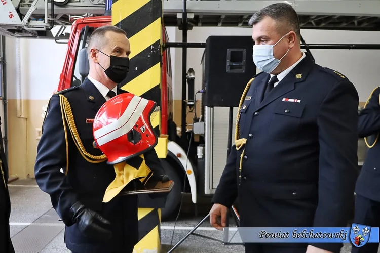 Zasłużony strażak odchodzi na emeryturę. Były podziękowania, kwiaty i wyjątkowy prezent [FOTO] - Zdjęcie główne