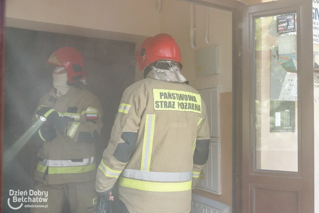 Pożar w bloku na Dolnośląskim. Strażak po służbie gasił ogień „domowym sposobem” [FOTO] - Zdjęcie główne