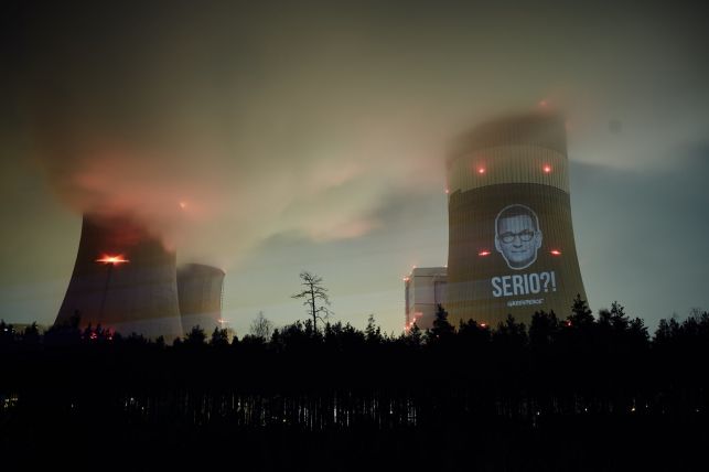 Greenpeace znów w Bełchatowie. Twarz premiera ponownie na kominie elektrowni - Zdjęcie główne