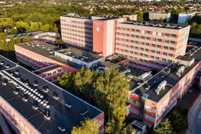 Szpital w Bełchatowie nie ma wolnych łóżek dla chorych na koronawirusa. Jak sytuacja w województwie?  - Zdjęcie główne
