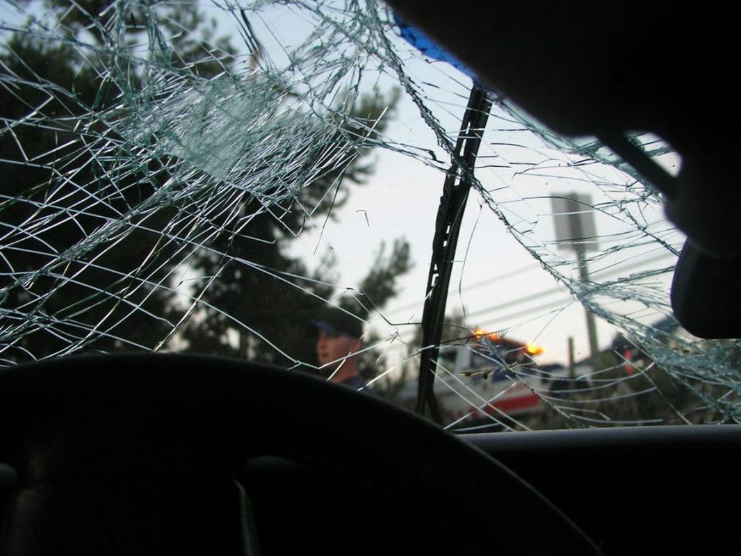 Wypadek pomiędzy Łękawą i Kamieńskiem. Czołówka dwóch aut osobowych - Zdjęcie główne