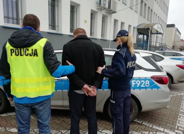 Szokująca liczba punktów karnych dla kierowcy, który uciekał bełchatowskiej policji i staranował radiowóz - Zdjęcie główne