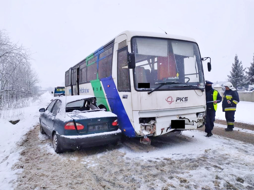 Groźny wypadek na drodze w Chabielicach. Osobówka zderzyła się z autobusem [FOTO] - Zdjęcie główne