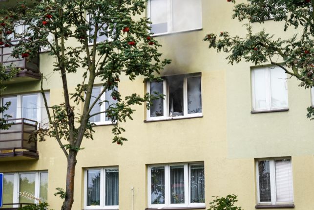Pożar na osiedlu Dolnośląskim. W płonącym mieszkaniu mężczyzna z dwójką dzieci [FOTO] - Zdjęcie główne