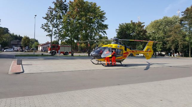 Helikopter ratunkowy lądował w centrum Zelowa. Lanos zderzył się z motocyklem [FOTO][VIDEO] - Zdjęcie główne