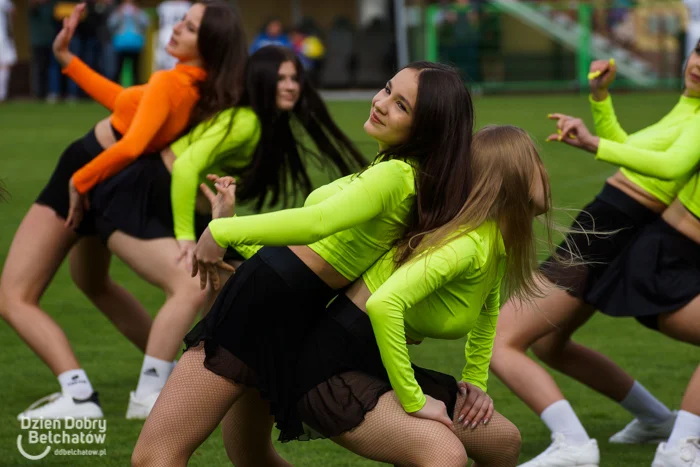 Gorąco w przerwie meczu legend GKS-u. Kibice mogli podziwiać występ bełchatowskich cheerleaderek [FOTO] - Zdjęcie główne