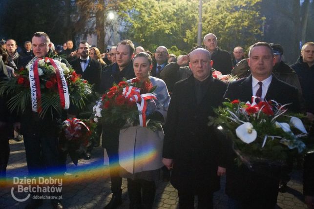 Obchody Narodowego Dnia Pamięci Żołnierzy Wyklętych. Bełchatowianie złożyli kwiaty pod pomnikiem [FOTO] - Zdjęcie główne