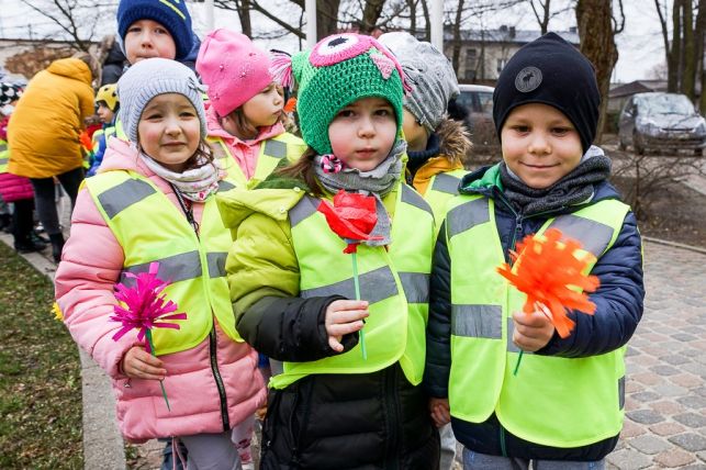 Dzieci przywitały wiosnę. Marzanna spłonęła w Parku Olszewskich [FOTO][VIDEO] - Zdjęcie główne