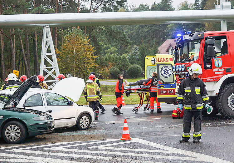 Policja wyjaśnia jak doszło do wypadku w Porębach. Kobieta i dziecko w szpitalu  - Zdjęcie główne