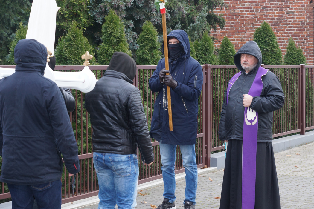 Męski różaniec ponownie na ulicach Bełchatowa.  Około setka wiernych maszerowała z modlitwą na ustach - Zdjęcie główne