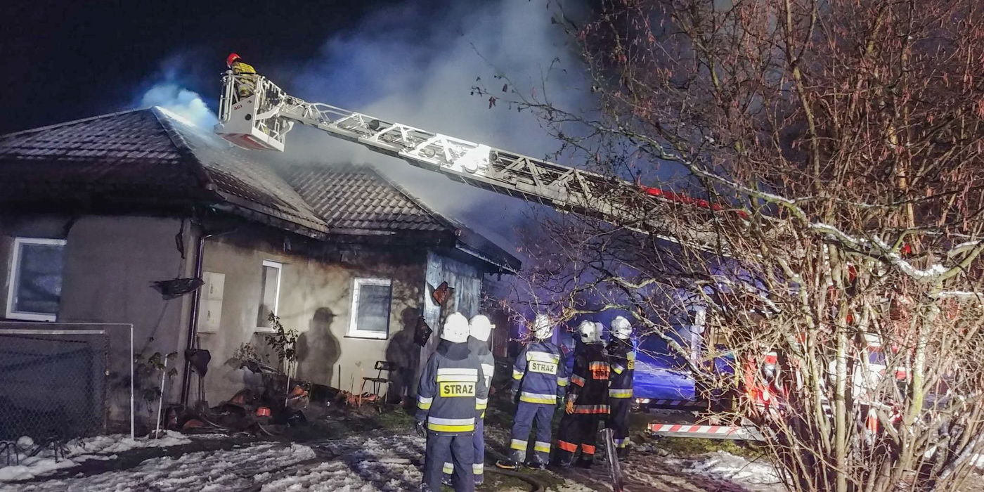 Aż 10 zastępów strażaków gasiło pożar domu w gminie Zelów. Straty oszacowano na około 80 tys. zł [FOTO] - Zdjęcie główne