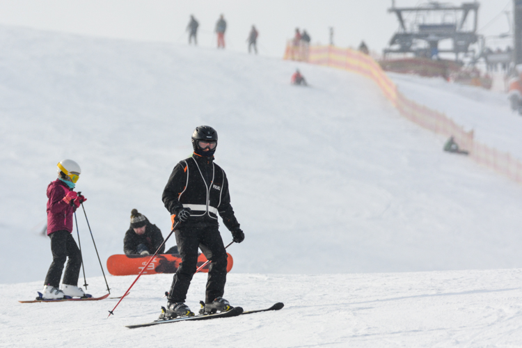 Policja na górze Kamieńsk. Funkcjonariusze sprawdzali, czy narciarze noszą maseczki [FOTO] - Zdjęcie główne