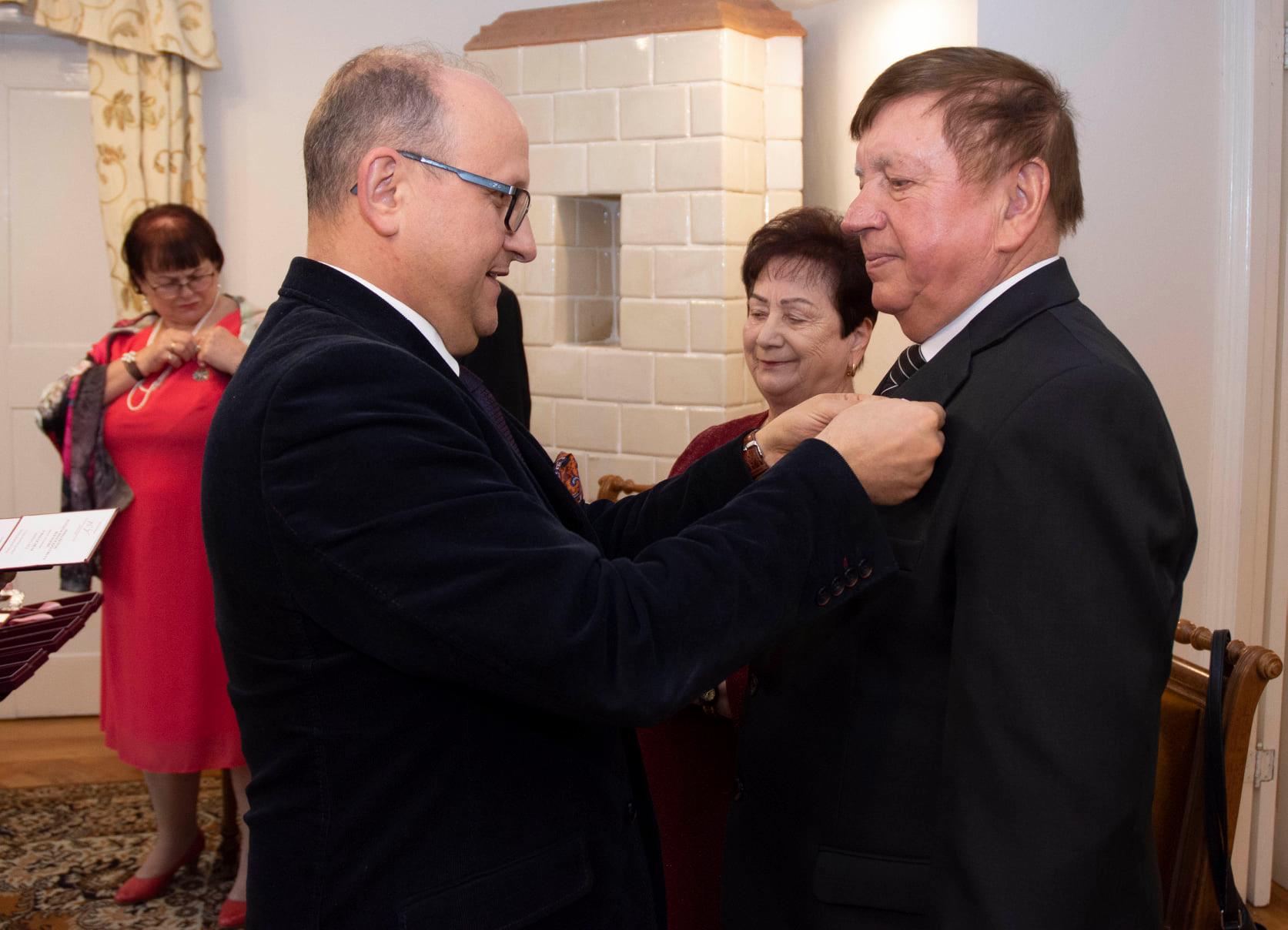 Pary z gminy Bełchatów odebrały medale Prezydenta RP. Zobacz wyjątkowe uroczystości [FOTO] - Zdjęcie główne