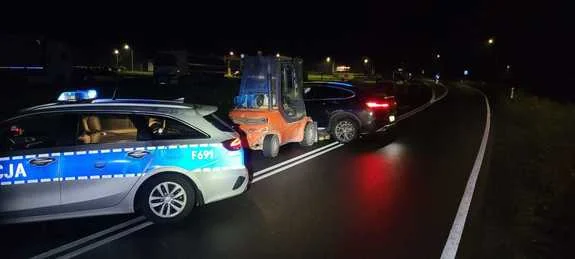 Po pijaku holował BMW na wózku widłowym. Zdumiewający widok przy drodze wojewódzkiej - Zdjęcie główne