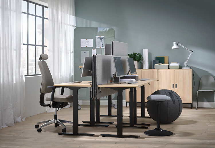 Biurka i krzesła biurowe ergonomiczne – jak wybierać? - Zdjęcie główne
