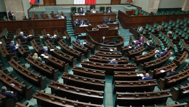 Czekają nas wybory ''hybrydowe''? Sejm przegłosował ustawę, teraz wszystko w rękach... - Zdjęcie główne