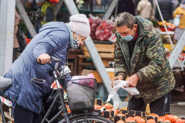 Bełchatowskie targowisko w czasie drugiej fali epidemii. ''Klientów jest mniej, ale wciąż jest tłoczno'' [FOTO] - Zdjęcie główne