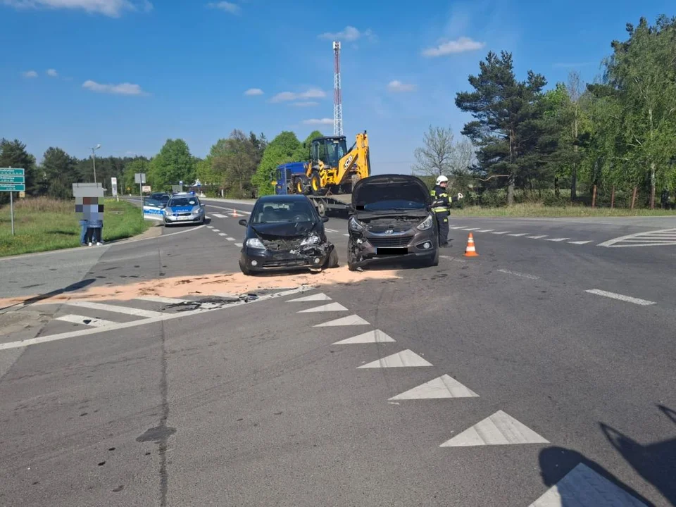 Dwie nastolatki ranne w wypadku w gminie Szczerców. Na miejscu policja, pogotowie i straż - Zdjęcie główne